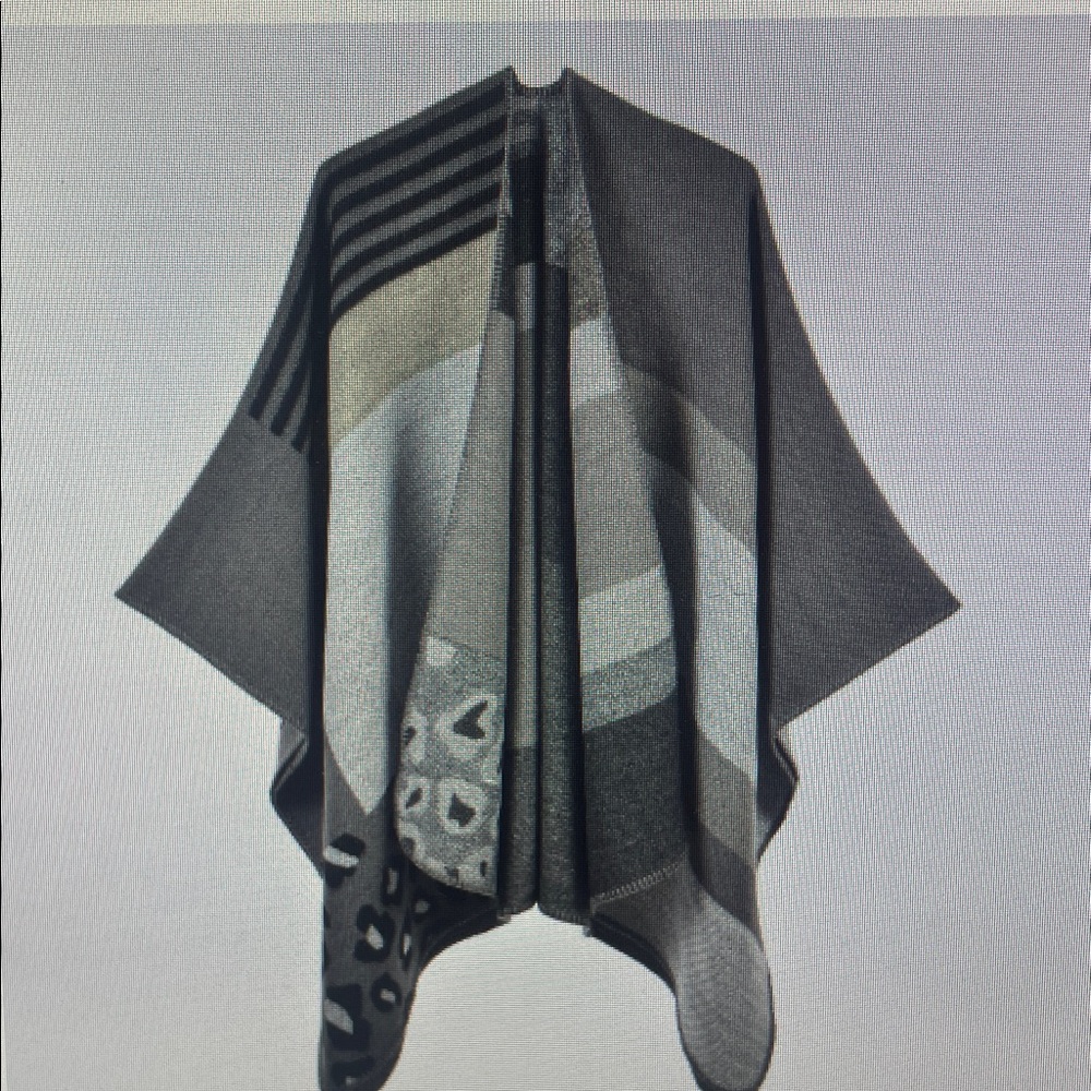 Elegant Gray Patterned Scarf
